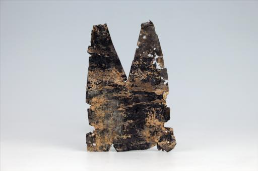 春秋时期齿顶燕尾形包锡箔锡饰片