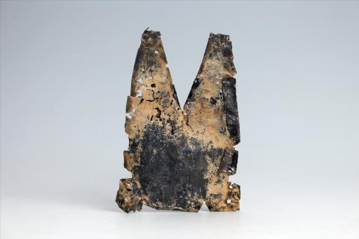 春秋时期齿顶燕尾形包锡箔锡饰片