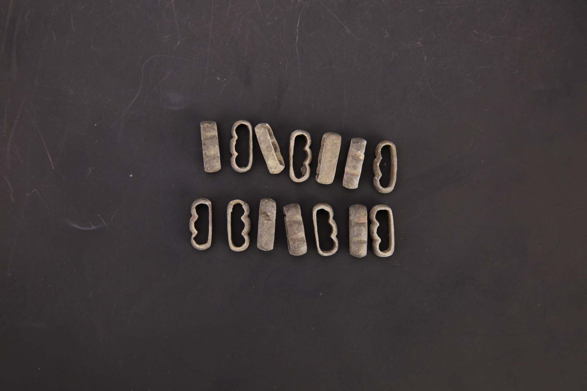 春秋晚期扁环形双凹槽铜马头饰