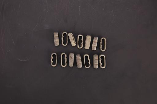 春秋晚期扁环形双凹槽铜马头饰