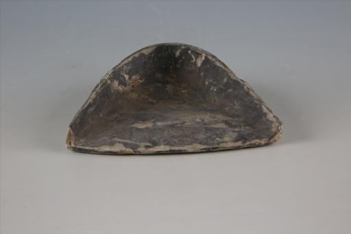 唐环钮夹砂褐胎黑皮陶箕形砚