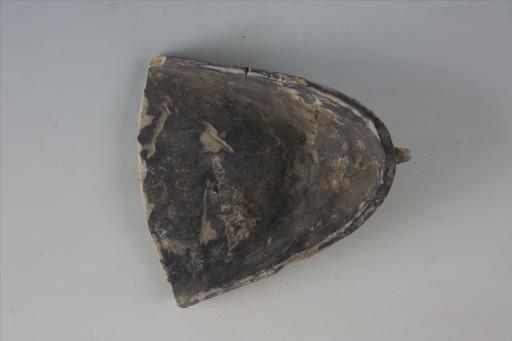 唐环钮夹砂褐胎黑皮陶箕形砚