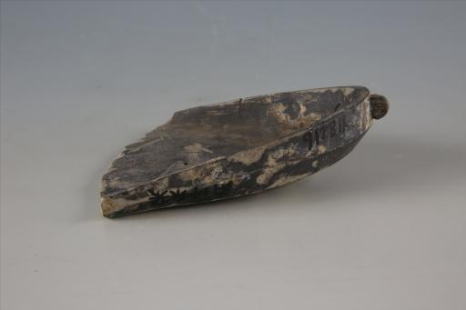 唐环钮夹砂褐胎黑皮陶箕形砚