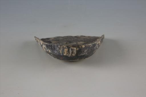 唐环钮夹砂褐胎黑皮陶箕形砚