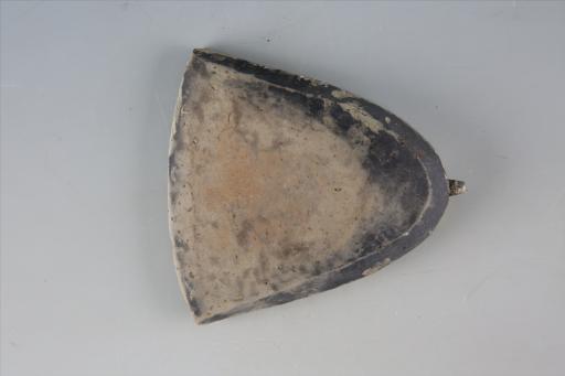 唐环钮夹砂褐胎黑皮陶箕形砚