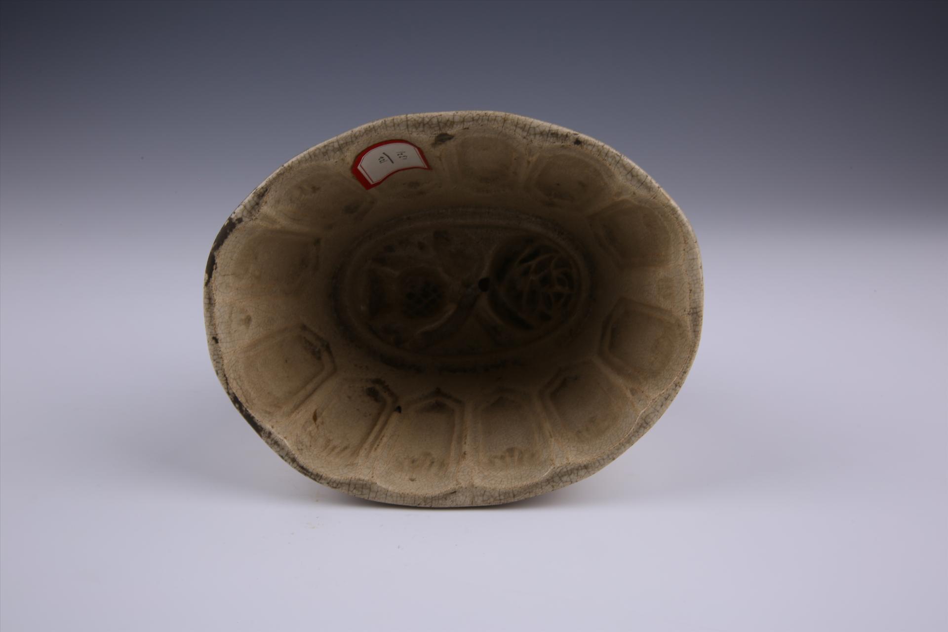 清椭圆形蕉叶纹青黄釉瓷范