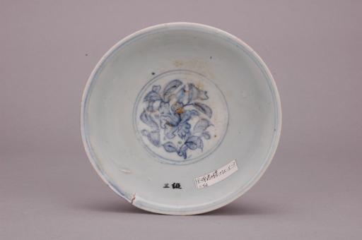 明侈口弧腹圈足青花莲托八宝纹瓷碗