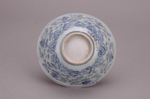 明侈口弧腹圈足青花莲托八宝纹瓷碗