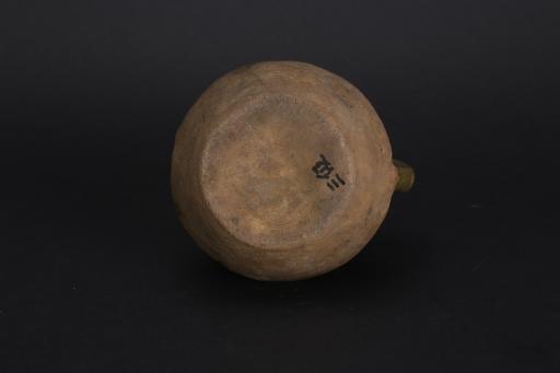 清桃口折腹兰草纹青黄釉瓷执壶