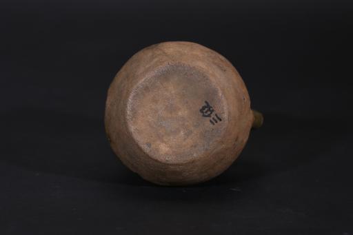 清桃口折腹兰草纹青黄釉瓷执壶