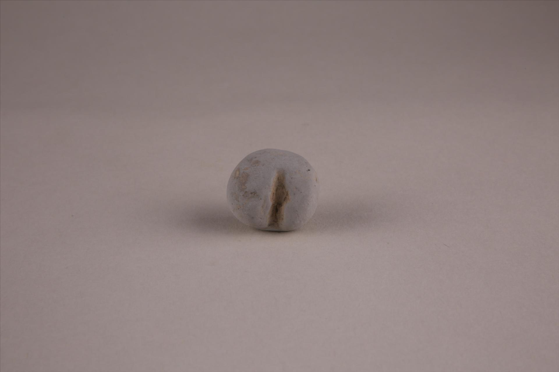 商圆形凹槽夹细砂灰褐陶网坠