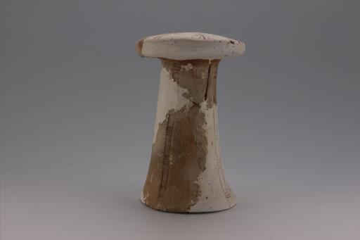 新石器时代大溪文化弧顶弧刻划条纹红陶支座