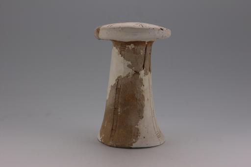 新石器时代大溪文化弧顶弧刻划条纹红陶支座