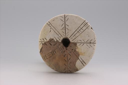 新石器时代大溪文化弧顶弧刻划条纹红陶支座