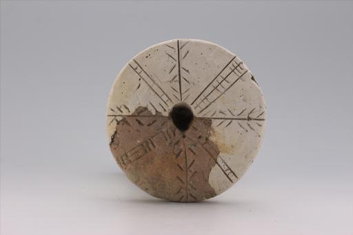 新石器时代大溪文化弧顶弧刻划条纹红陶支座