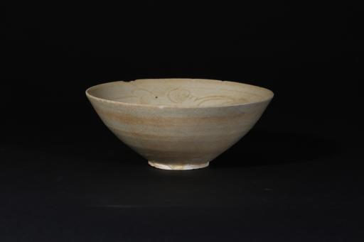 宋刻划花卉纹乳黄釉瓷碗