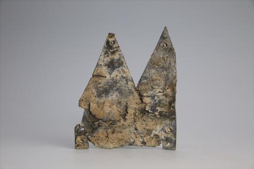 春秋时期曲顶燕尾形包锡箔锡饰片