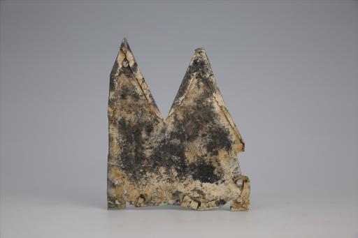 春秋时期曲顶燕尾形包锡箔锡饰片