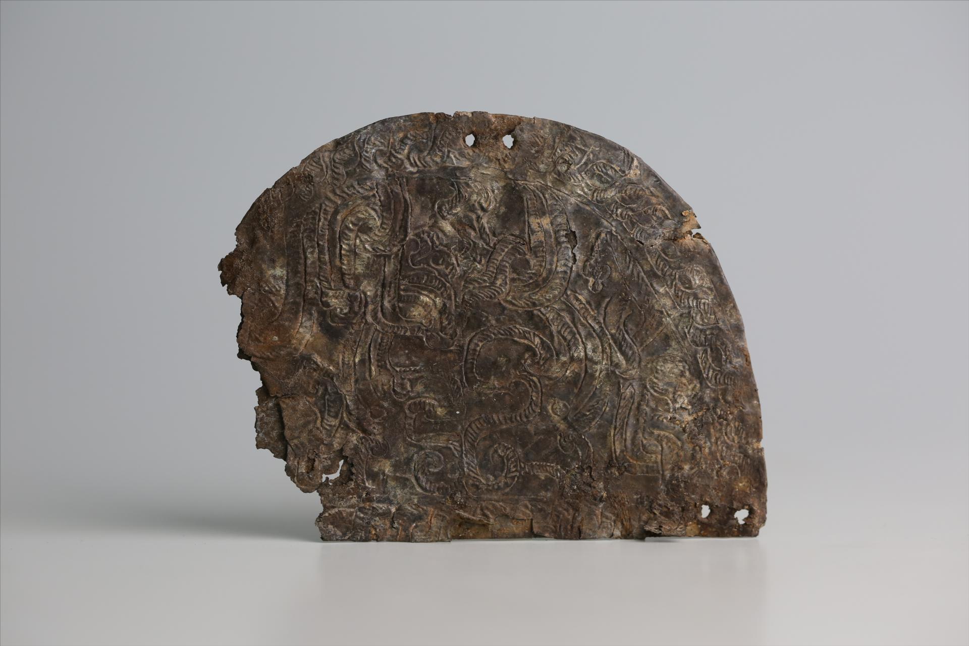 春秋时期半圆形龙纹綯纹锡饰片