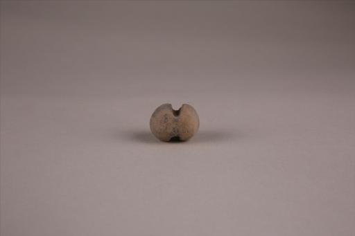 商圆形凹槽夹细砂黄褐陶网坠