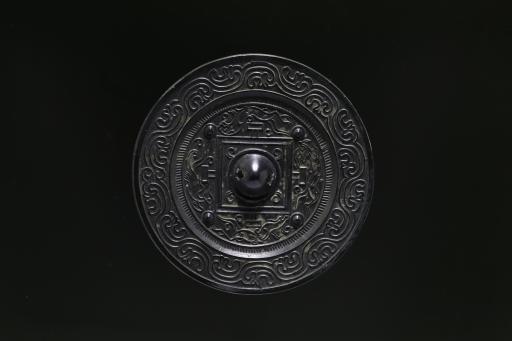 东汉藤蔓神兽纹铜镜