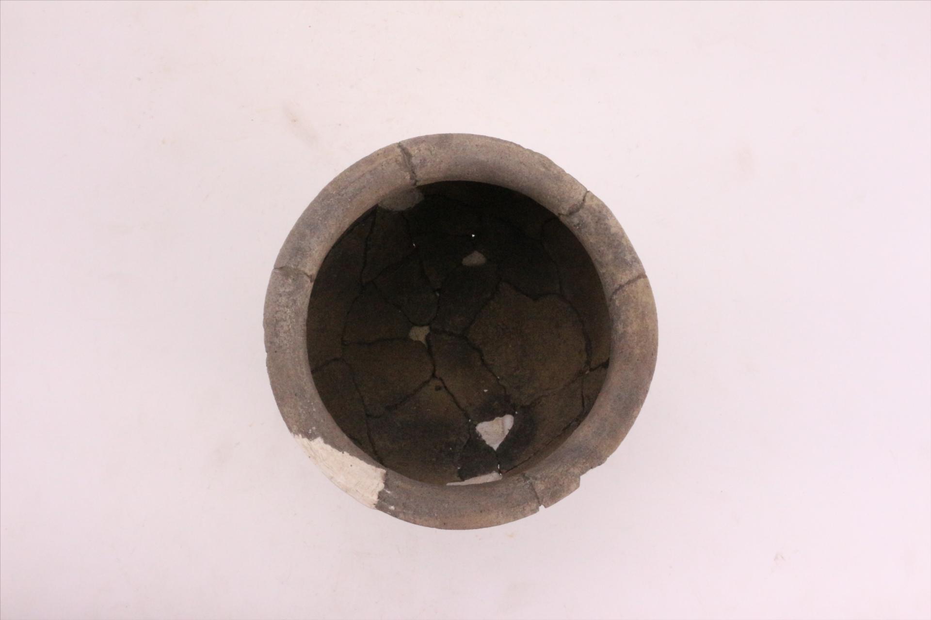 新石器时代屈家岭文化鼓腹平底斜条纹褐陶罐