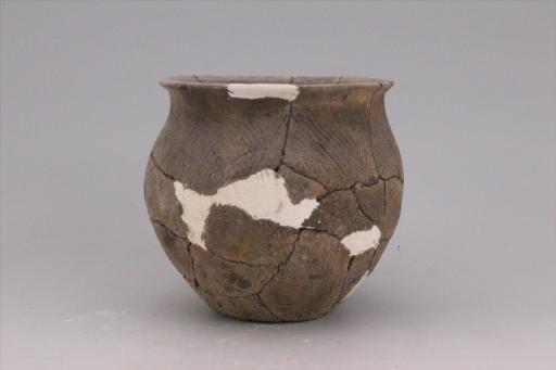 新石器时代屈家岭文化鼓腹平底斜条纹褐陶罐
