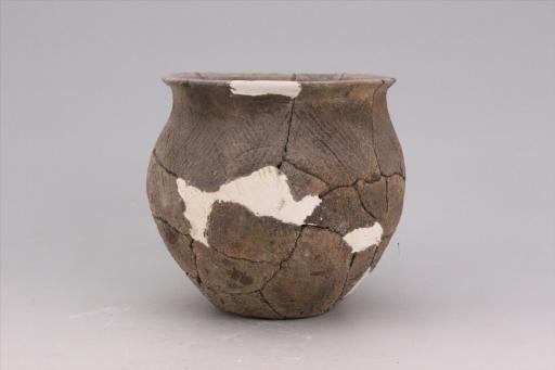新石器时代屈家岭文化鼓腹平底斜条纹褐陶罐