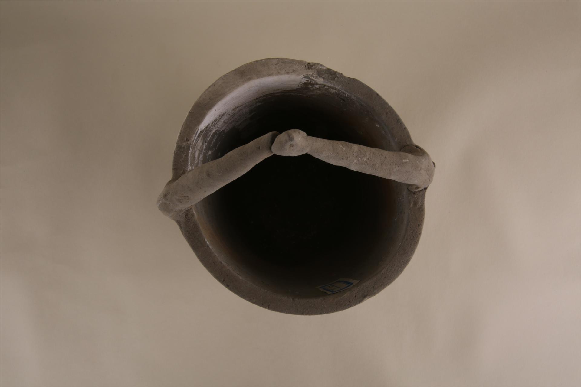 东汉直口方唇平底人字形井架凹弦纹泥质灰陶水桶