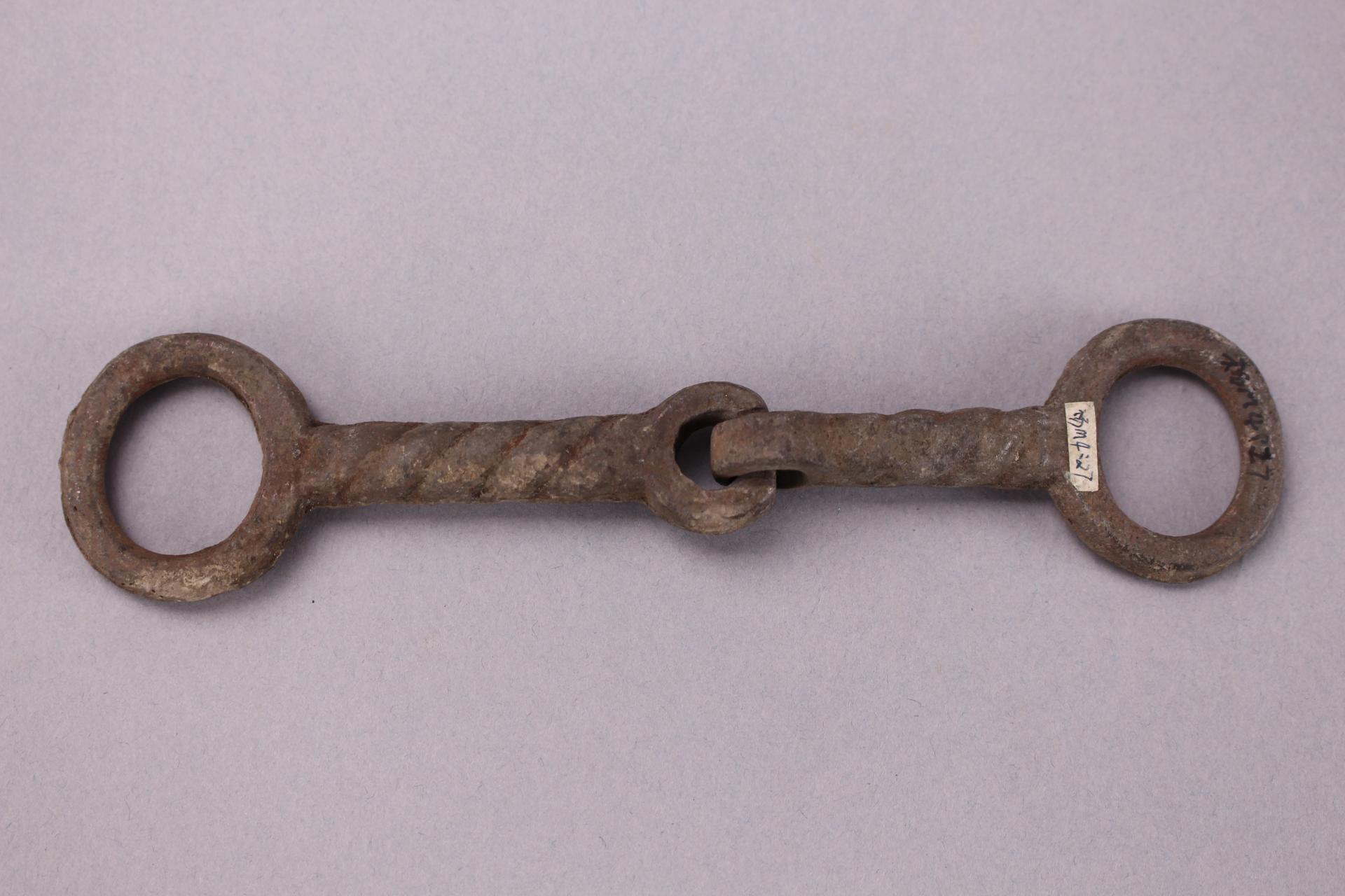 战国早期綯索纹铜马衔