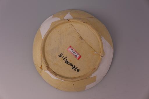 宋敞口浅斜腹开片乳黄釉瓷盘