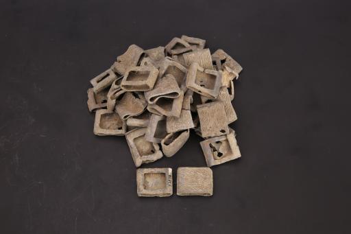 春秋晚期方形綯索纹铜马头饰