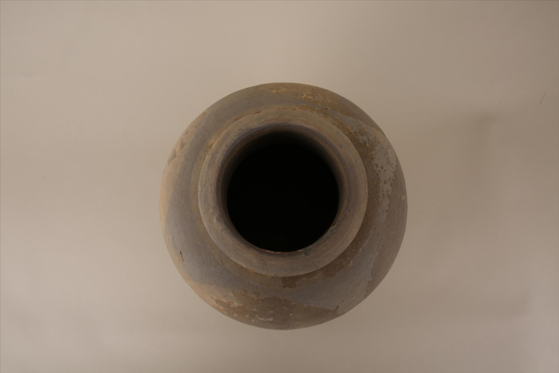 明直口折沿高领鼓肩弧腹平底凹弦纹酱黄釉瓷罐