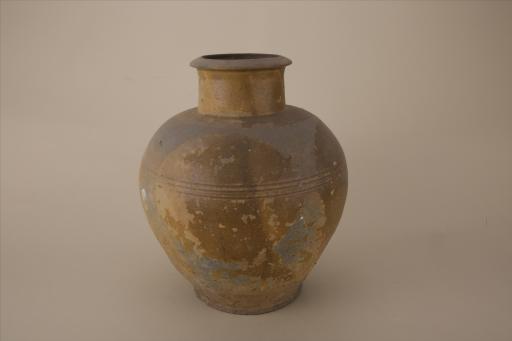 明直口折沿高领鼓肩弧腹平底凹弦纹酱黄釉瓷罐