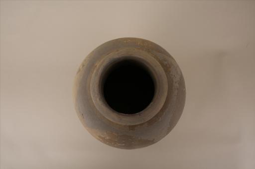 明直口折沿高领鼓肩弧腹平底凹弦纹酱黄釉瓷罐