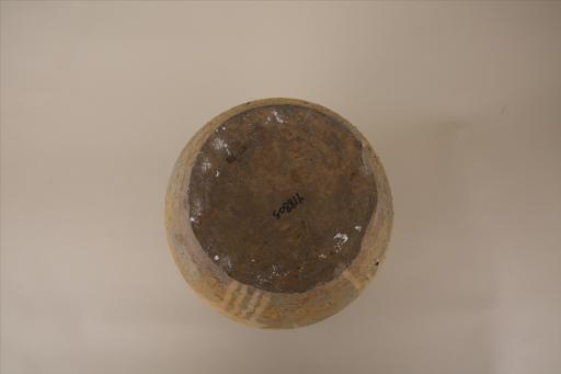 明直口折沿高领鼓肩弧腹平底凹弦纹酱黄釉瓷罐