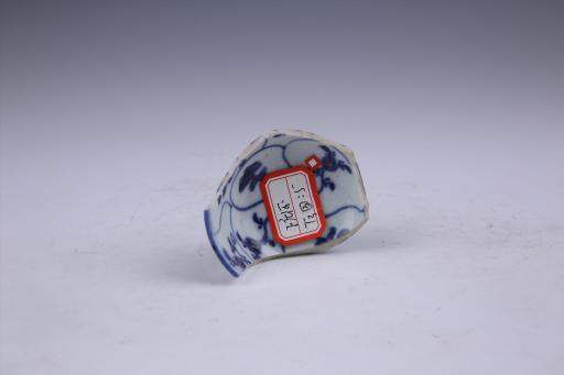 明成化侈口弧腹圈足青花缠枝纹瓷杯