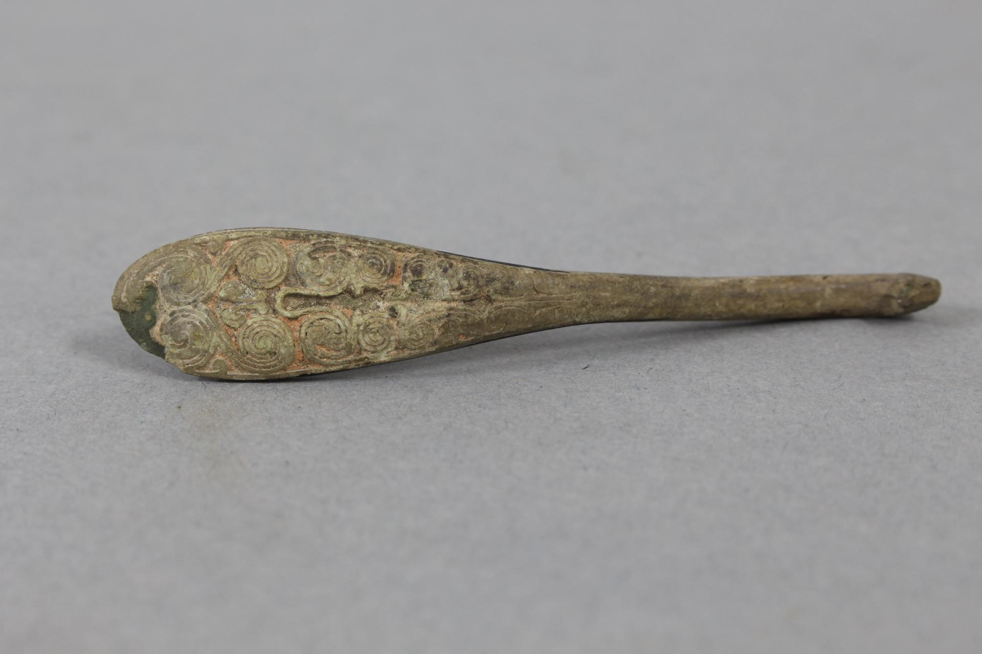 战国时期鸟首卷云纹铜带钩