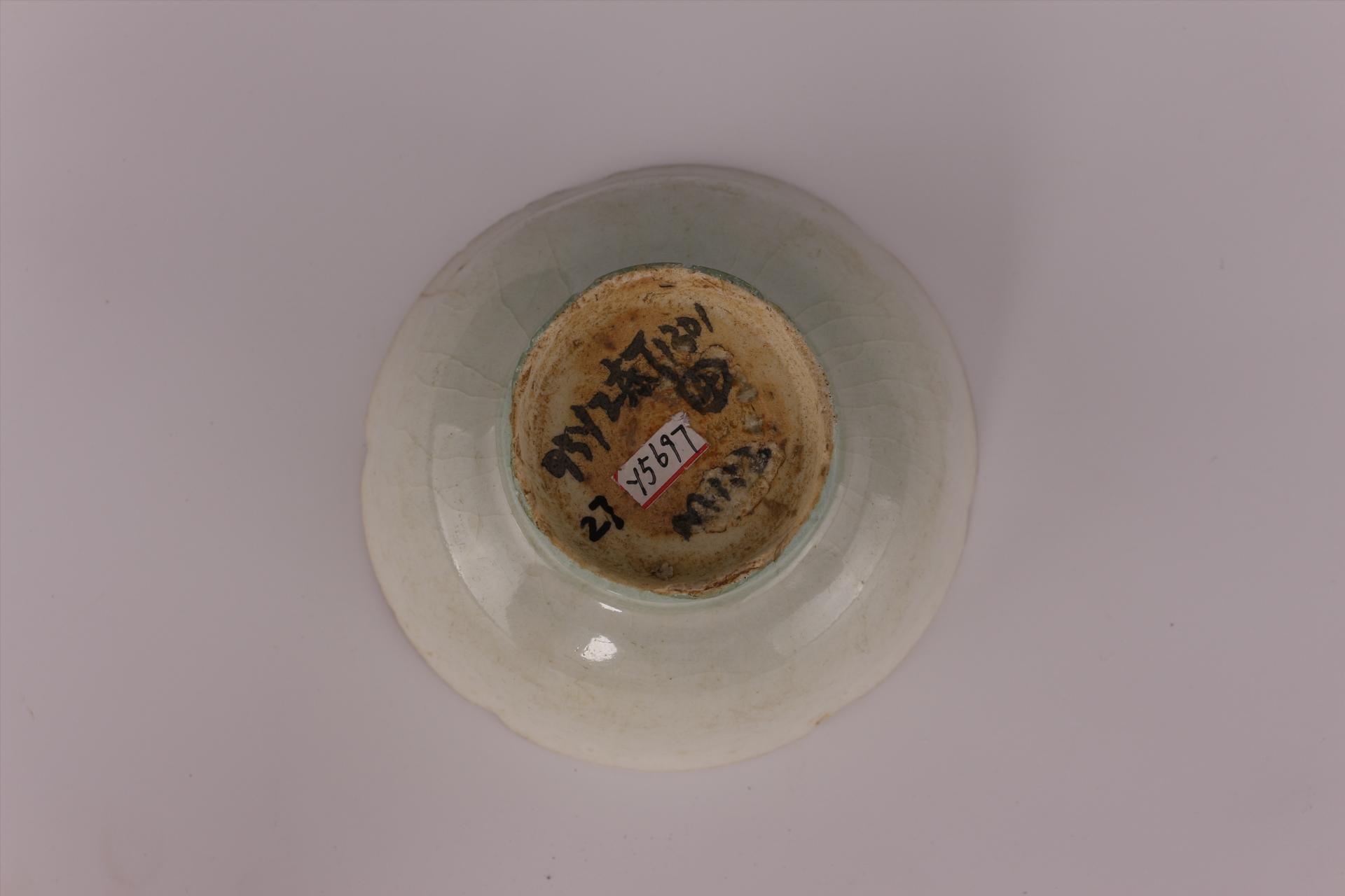 宋花口圈足开片影青釉瓷碗