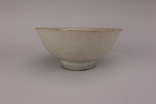 宋花口圈足开片影青釉瓷碗