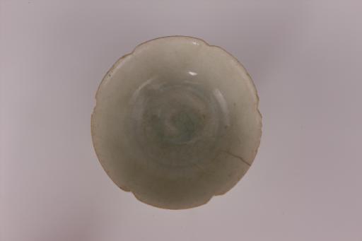 宋花口圈足开片影青釉瓷碗