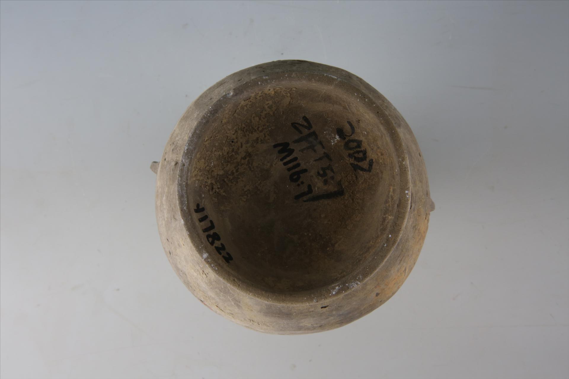 西汉盘口长束颈鼓腹圈足双耳凹弦纹红彩泥质灰陶壶