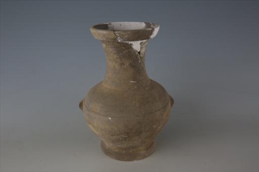 西汉盘口长束颈鼓腹圈足双耳凹弦纹红彩泥质灰陶壶