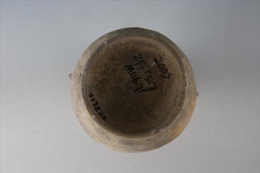 西汉盘口长束颈鼓腹圈足双耳凹弦纹红彩泥质灰陶壶