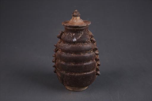 明深弧腹角状耳宝瓶顶盖凹弦纹红褐陶魂坛