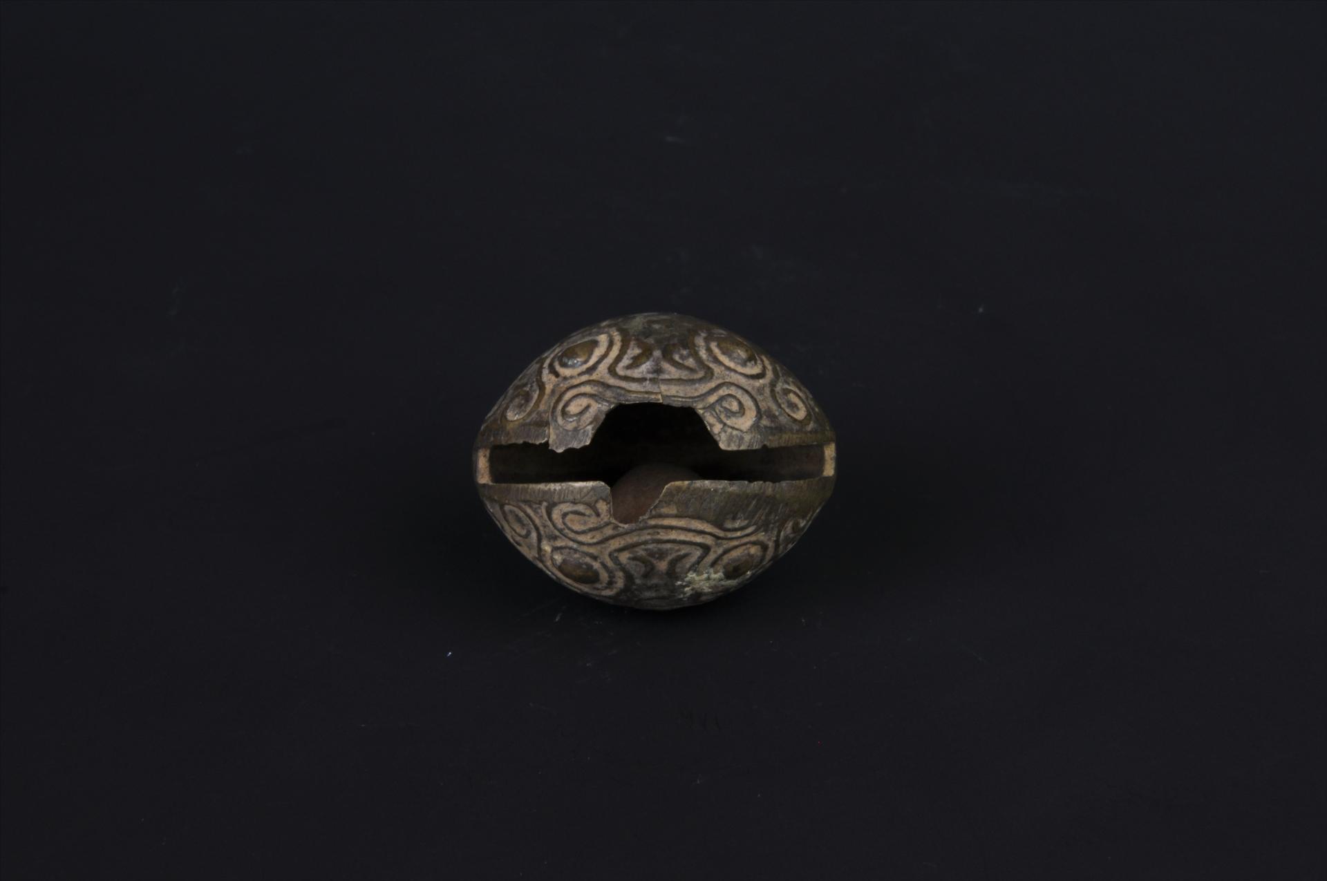 清方钮扁球体虎纹铜銮铃