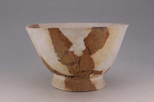 新石器时代城背溪文化侈口弧腹圈足绳纹红陶碗