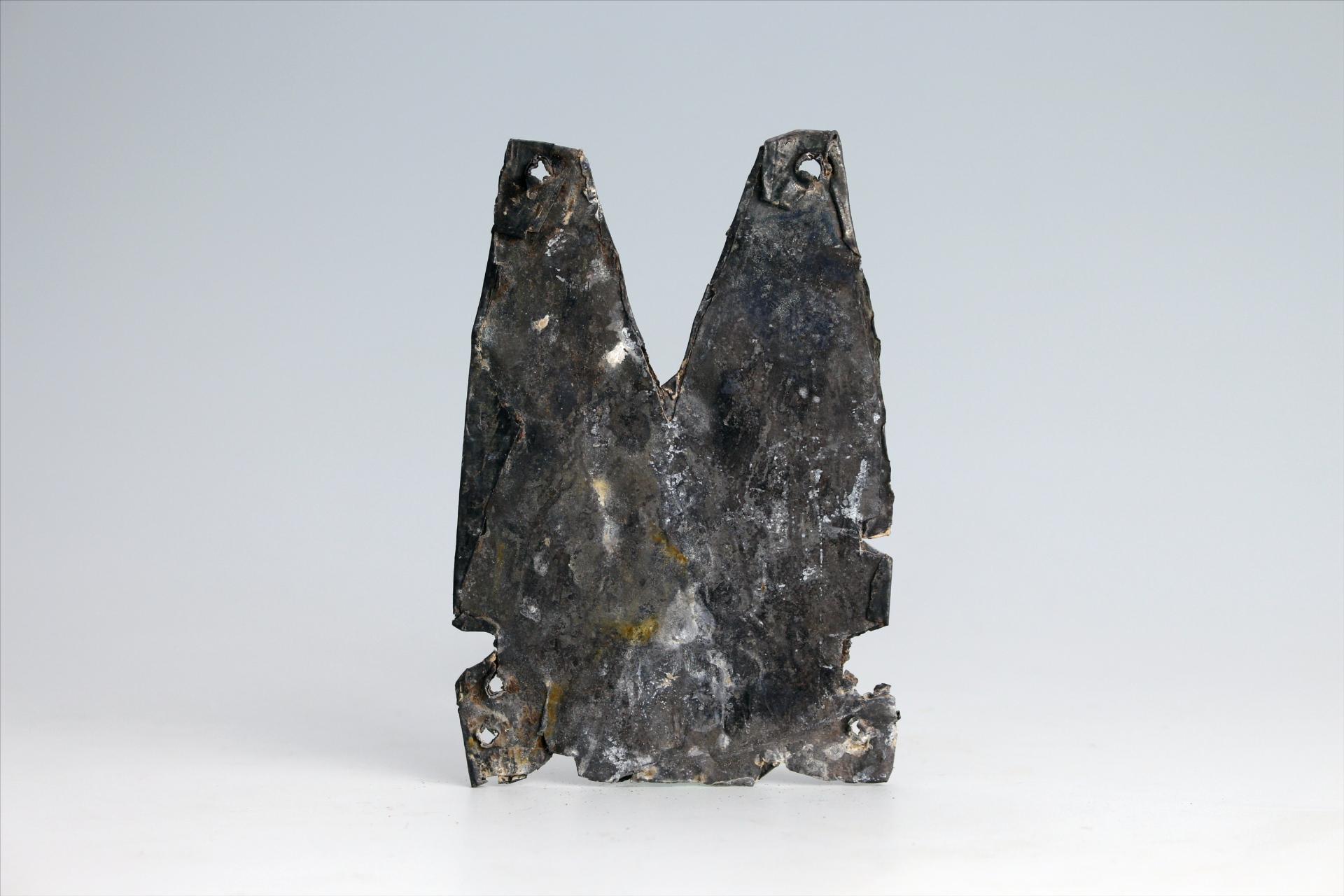 春秋时期齿顶燕尾形包锡箔锡饰片