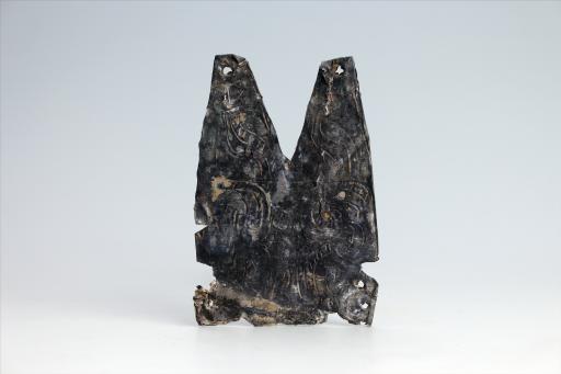 春秋时期齿顶燕尾形包锡箔锡饰片