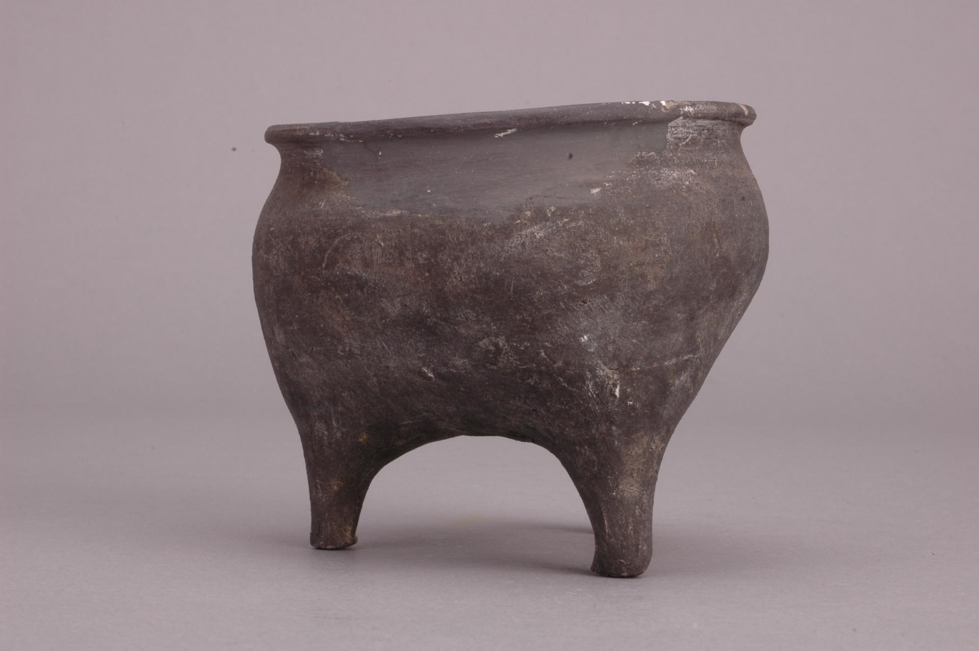 春秋时代鼓腹矮裆柱状足夹砂黑陶鬲